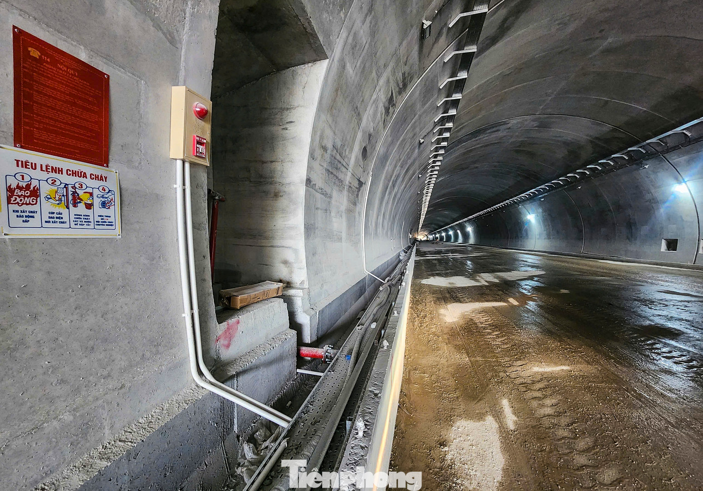 Đại diện đơn vị thực hiện dự án cho biết: “Ống hầm phải đã hoàn thiện hơn 90% và kịp bàn giao, phục vụ đi lại vào tháng 6 tới đây. Ống hầm bên trái còn 11 m, đang được gia cố để khoan thông ống hầm và thực hiện các công đoạn kỹ thuật còn lại. Đại diện đơn vị thực hiện dự án cho biết: “Ống hầm phải đã hoàn thiện hơn 90% và kịp bàn giao, phục vụ đi lại vào tháng 6 tới đây. Ống hầm bên trái còn 11 m, đang được gia cố để khoan thông ống hầm và thực hiện các công đoạn kỹ thuật còn lại.