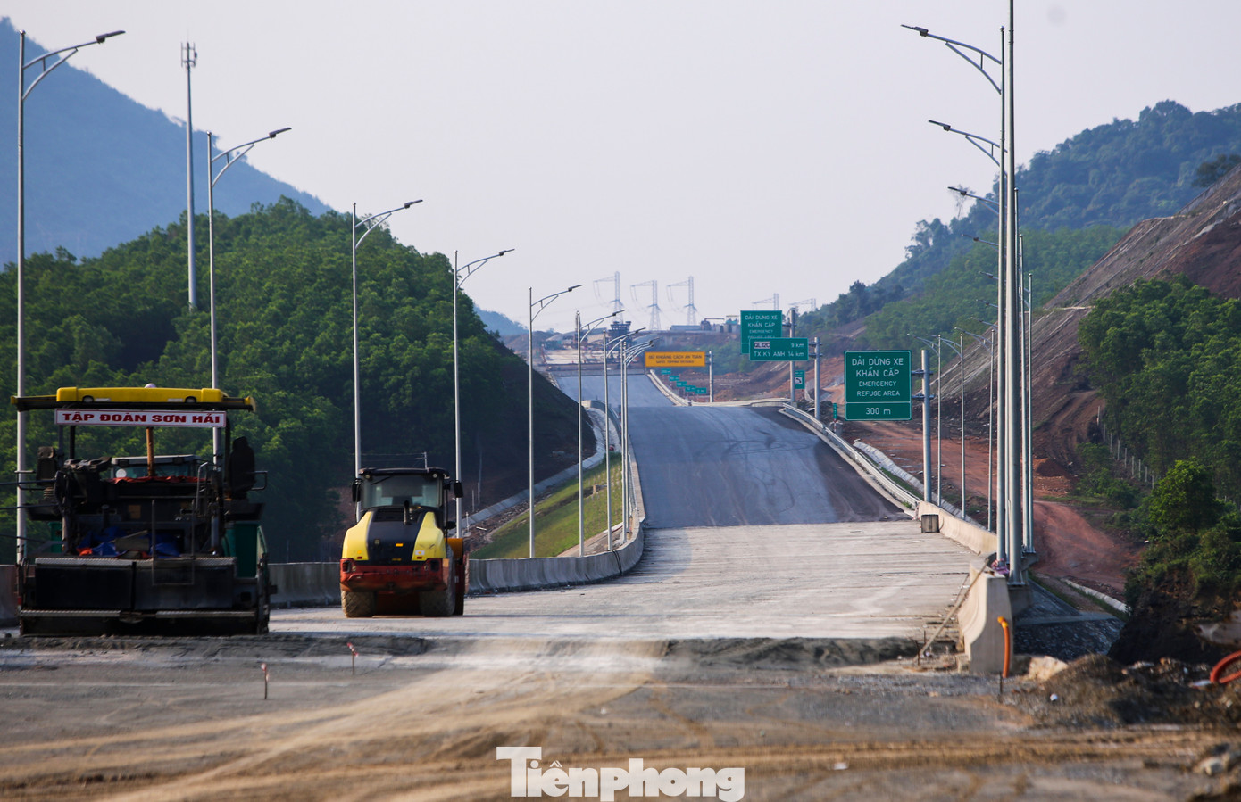Đoạn đường nối vào hầm Đèo Bụt đang được nhà thầu thảm các lớp bê tông nhựa C16 và lắp đặt hệ thống lan can, biển báo. Đoạn đường nối vào hầm Đèo Bụt đang được nhà thầu thảm các lớp bê tông nhựa C16 và lắp đặt hệ thống lan can, biển báo.
