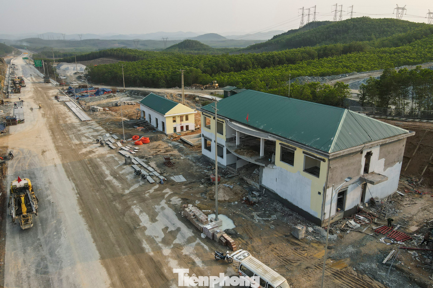 Nhà điều hành ở phía Nam hầm Đèo Bụt đang dần hoàn thiện. Nhà điều hành ở phía Nam hầm Đèo Bụt đang dần hoàn thiện.