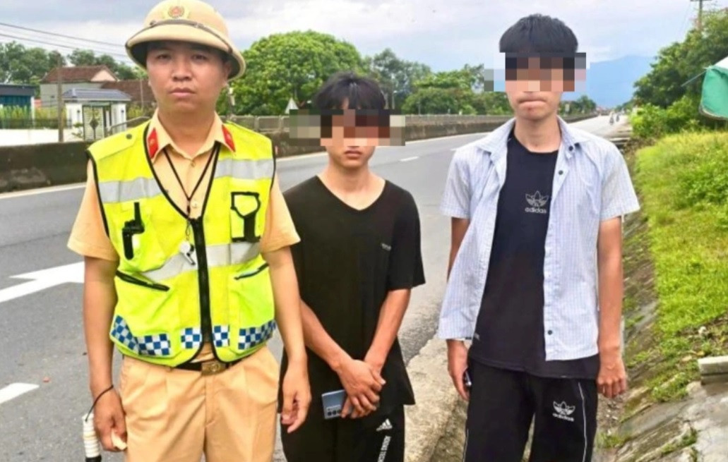 Hai thanh niên quốc tịch Trung Quốc đi lạc trên quốc lộ được cảnh sát phát hiện.