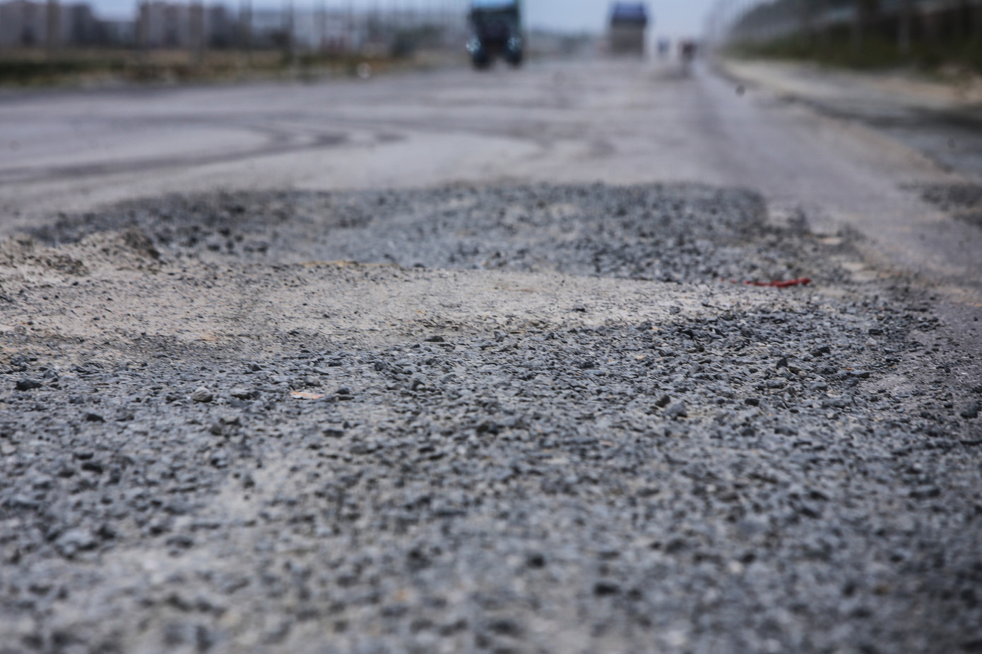 Dọc tuyến đường Hà Huy Tập từ Quốc lộ 12C, Khu công nghiệp Vũng Áng I về cụm cảng nước sâu Vũng Áng – Sơn Dương, mặt đường cũng gãy nứt, xuống cấp nghiêm trọng.