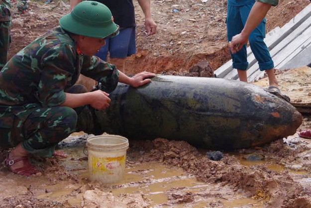 Quả bom còn khá nguyên vẹn, có trọng lượng khoảng 250-300kg, chiều dài khoảng 1,5m, chiều rộng gần 50cm.