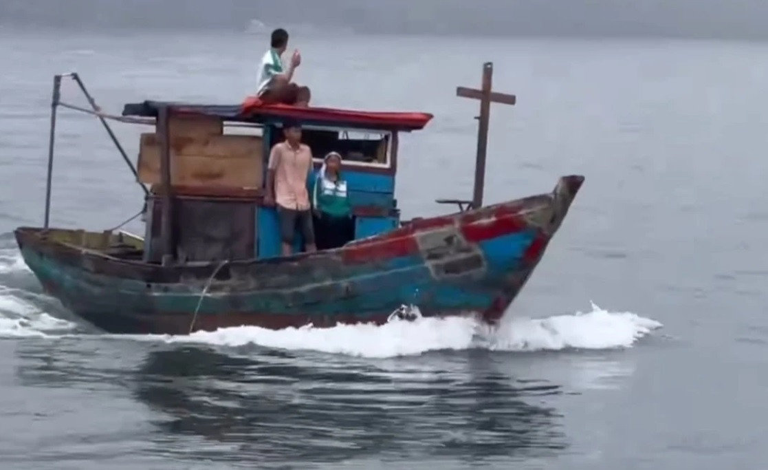 Người thân đưa thi thể chị L. vào đất liền.