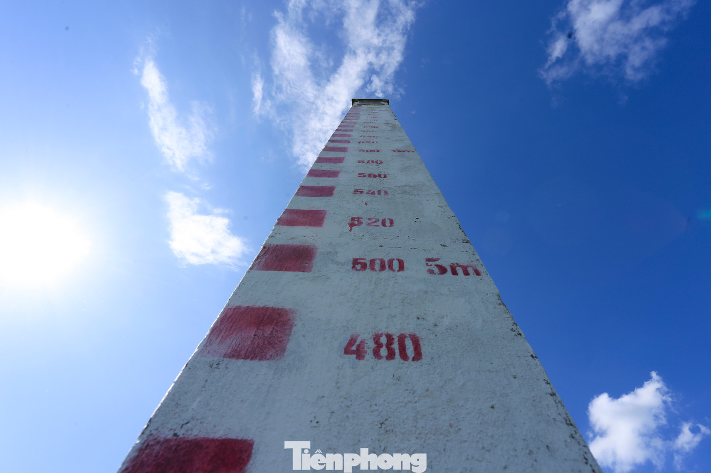 Năm 1978 xuất hiện lũ lớn nhất trên sông La kể từ khi hình thành đê La Giang. Mực nước lũ hoàn nguyên năm 1978 tại K2+00 là 8,10m. Theo ngành chức năng, trận lũ này tuy lớn song trong thời gian ngắn, lũ rút nhanh, thời tiết không phức tạp nên công tác hộ đê không gặp quá nhiều khó khăn. Năm 1978 xuất hiện lũ lớn nhất trên sông La kể từ khi hình thành đê La Giang. Mực nước lũ hoàn nguyên năm 1978 tại K2+00 là 8,10m. Theo ngành chức năng, trận lũ này tuy lớn song trong thời gian ngắn, lũ rút nhanh, thời tiết không phức tạp nên công tác hộ đê không gặp quá nhiều khó khăn.