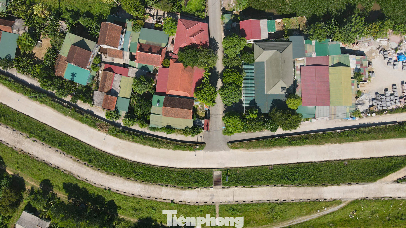 Dọc tuyến đê La Giang có nhiều khu dân cư, vậy nên, để tạo thuận lợi cho người dân lưu thông, ngành chức năng đã thiết kế, xây dựng nhiều điểm kết nối với đường địa phương. Dọc tuyến đê La Giang có nhiều khu dân cư, vậy nên, để tạo thuận lợi cho người dân lưu thông, ngành chức năng đã thiết kế, xây dựng nhiều điểm kết nối với đường địa phương.