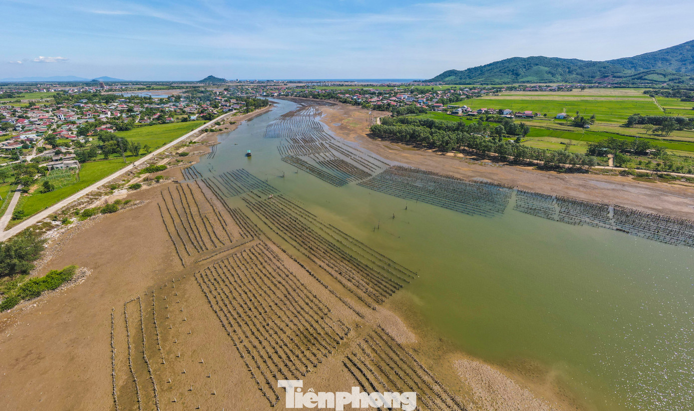 Chính quyền xã Cẩm Lĩnh cho biết sẽ tiếp tục tuyên truyền người dân tháo dỡ, đảm bảo luồng lạch cho tàu thuyền qua lại giữa dòng sông. Trường hợp không chấp hành, địa phương sẽ lập đoàn công tác cưỡng chế tháo dỡ. Chính quyền xã Cẩm Lĩnh cho biết sẽ tiếp tục tuyên truyền người dân tháo dỡ, đảm bảo luồng lạch cho tàu thuyền qua lại giữa dòng sông. Trường hợp không chấp hành, địa phương sẽ lập đoàn công tác cưỡng chế tháo dỡ.