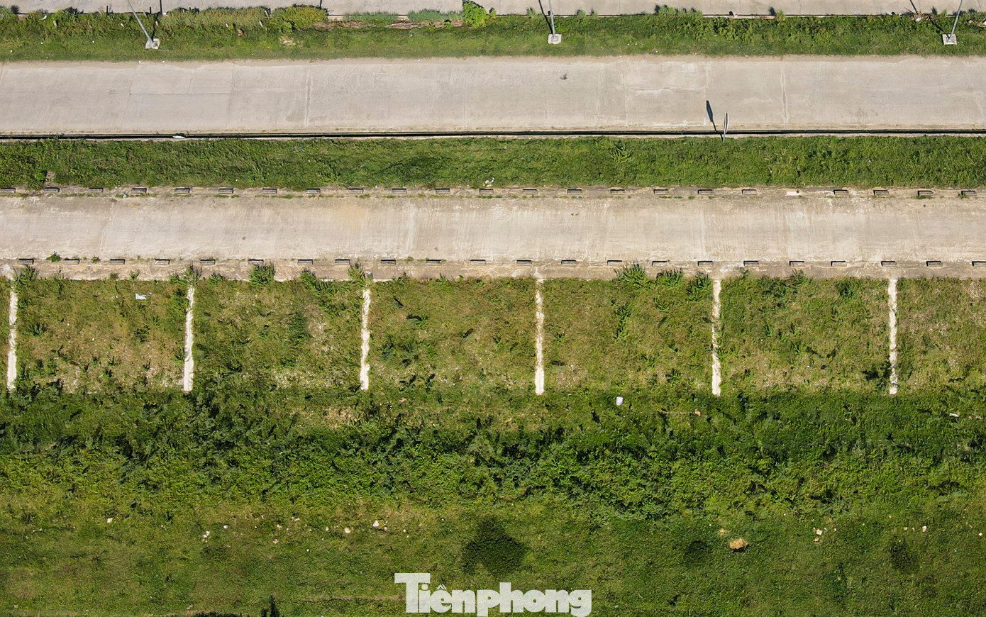 Tuyến đường hành lang chân đê La Giang hiện đã đổ bê tông, thảm nhựa được 16,12 km, góp phần cho người và phương tiện qua lại thuận tiện. Việc đổ bê tông, thảm nhựa đường hành lang chân đê còn giúp quá trình kiểm tra, rà soát, ứng phó dễ dàng hơn nếu đê La Giang xảy ra sự cố. Tuyến đường hành lang chân đê La Giang hiện đã đổ bê tông, thảm nhựa được 16,12 km, góp phần cho người và phương tiện qua lại thuận tiện. Việc đổ bê tông, thảm nhựa đường hành lang chân đê còn giúp quá trình kiểm tra, rà soát, ứng phó dễ dàng hơn nếu đê La Giang xảy ra sự cố.