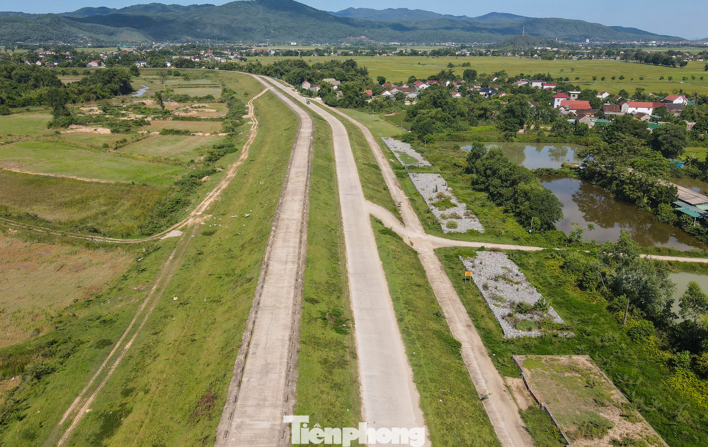 Trong 19,2 km chiều dài của đê La Giang có hơn 12 km đã được bê tông hóa, còn lại chưa được gia cố. Trong 19,2 km chiều dài của đê La Giang có hơn 12 km đã được bê tông hóa, còn lại chưa được gia cố.