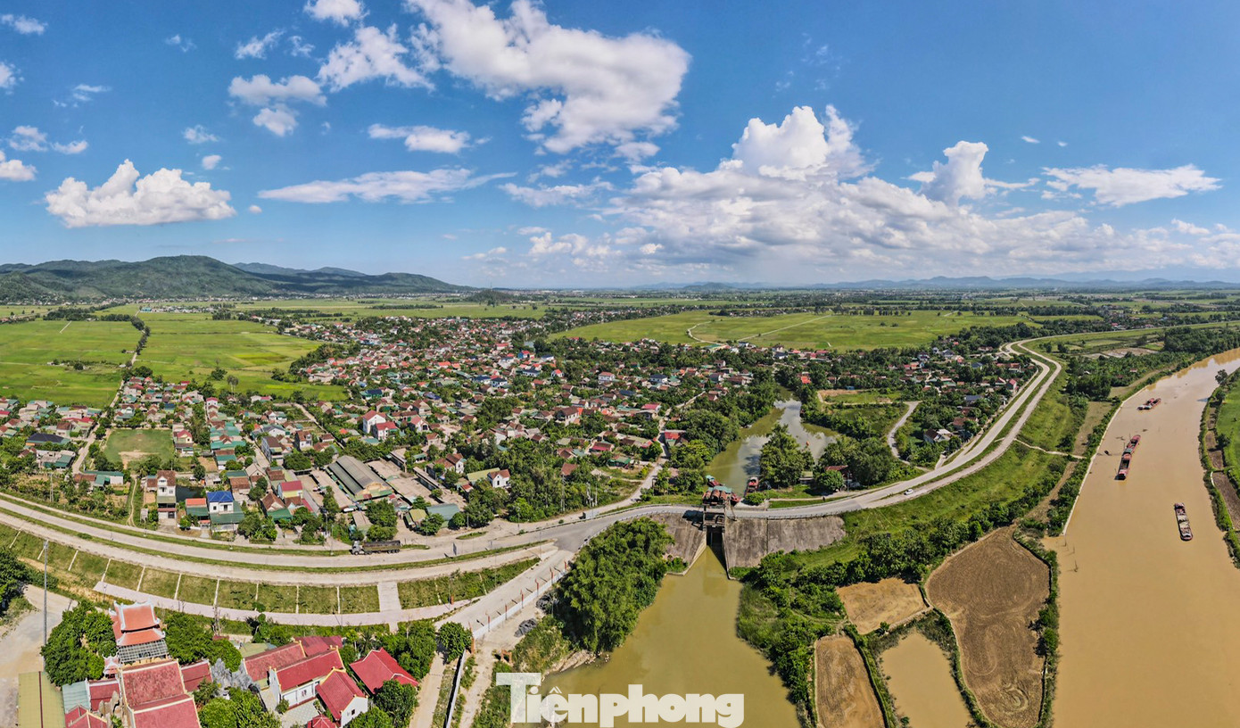 Đê La Giang nằm ở bờ hữu sông La dài 19,2km, đi qua thị xã Hồng Lĩnh và huyện Đức Thọ (Hà Tĩnh). Tuyến đê được xây dựng từ năm 1934, thi công qua nhiều giai đoạn với hình thức đắp tôn cao, áp trúc, mở rộng bằng thủ công và cơ giới. Đê La Giang nằm ở bờ hữu sông La dài 19,2km, đi qua thị xã Hồng Lĩnh và huyện Đức Thọ (Hà Tĩnh). Tuyến đê được xây dựng từ năm 1934, thi công qua nhiều giai đoạn với hình thức đắp tôn cao, áp trúc, mở rộng bằng thủ công và cơ giới.