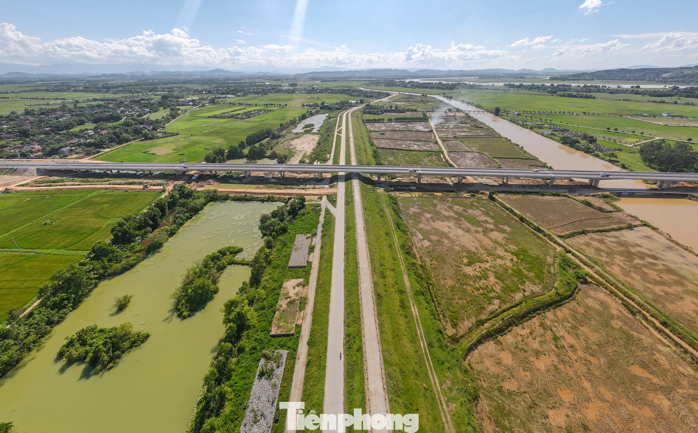 Hình ảnh cầu Hưng Đức vượt sông Lam nối tỉnh Nghệ An và tỉnh Hà Tĩnh của tuyến cao tốc Diễn Châu - Bãi Vọt chạy qua tuyến đê La Giang. Hình ảnh cầu Hưng Đức vượt sông Lam nối tỉnh Nghệ An và tỉnh Hà Tĩnh của tuyến cao tốc Diễn Châu - Bãi Vọt chạy qua tuyến đê La Giang.