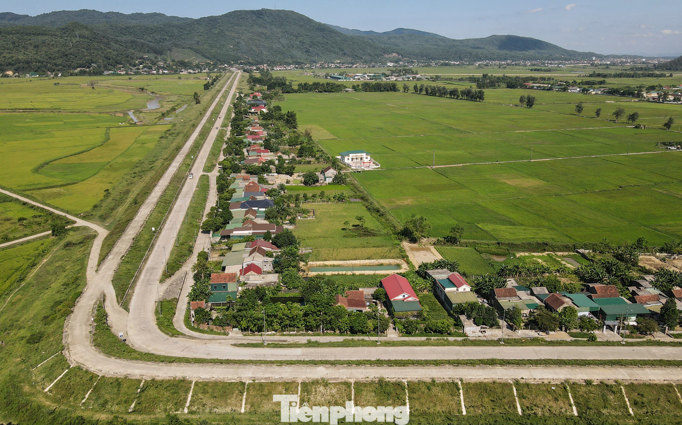 Tuyến đường hành lang chân đê La Giang hiện đã đổ bê tông, thảm nhựa được 16,12 km, góp phần cho người và phương tiện qua lại thuận tiện. Việc đổ bê tông, thảm nhựa đường hành lang chân đê còn giúp quá trình kiểm tra, rà soát, ứng phó dễ dàng hơn nếu đê La Giang xảy ra sự cố. Tuyến đường hành lang chân đê La Giang hiện đã đổ bê tông, thảm nhựa được 16,12 km, góp phần cho người và phương tiện qua lại thuận tiện. Việc đổ bê tông, thảm nhựa đường hành lang chân đê còn giúp quá trình kiểm tra, rà soát, ứng phó dễ dàng hơn nếu đê La Giang xảy ra sự cố.