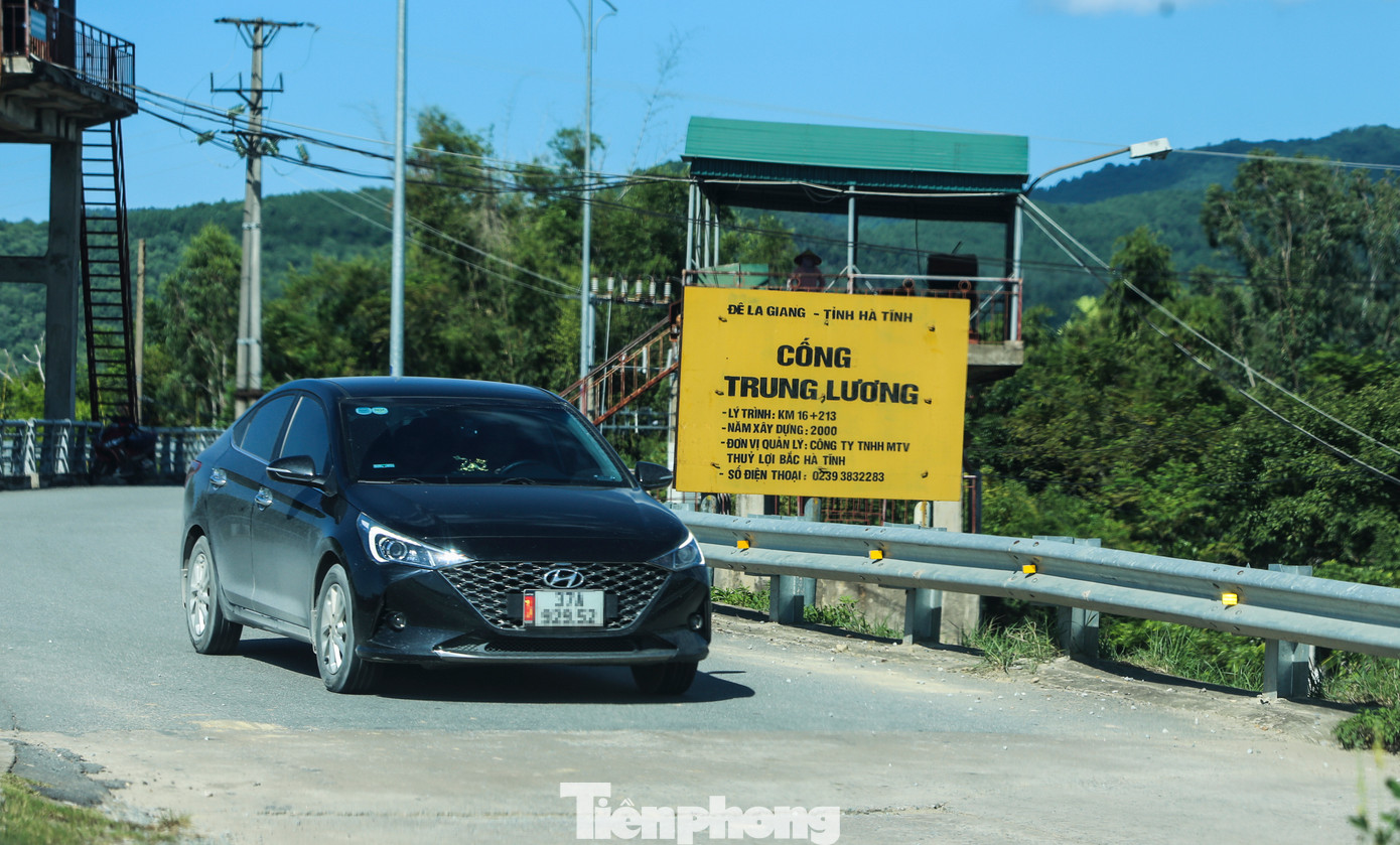Tuyến đường hành lang chân đê La Giang hiện đã đổ bê tông, thảm nhựa được 16,12 km, góp phần cho người và phương tiện qua lại thuận tiện. Việc đổ bê tông, thảm nhựa đường hành lang chân đê còn giúp quá trình kiểm tra, rà soát, ứng phó dễ dàng hơn nếu đê La Giang xảy ra sự cố. Tuyến đường hành lang chân đê La Giang hiện đã đổ bê tông, thảm nhựa được 16,12 km, góp phần cho người và phương tiện qua lại thuận tiện. Việc đổ bê tông, thảm nhựa đường hành lang chân đê còn giúp quá trình kiểm tra, rà soát, ứng phó dễ dàng hơn nếu đê La Giang xảy ra sự cố.