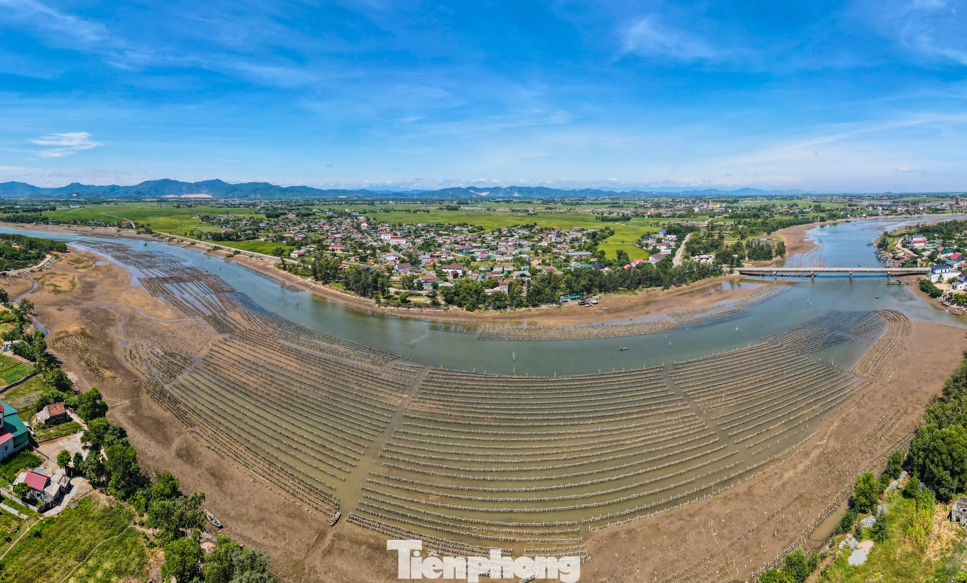 Nhiều năm qua, dọc khúc sông Rác dài hơn 2km đoạn qua xã Cẩm Trung và Cẩm Lĩnh (huyện Cẩm Xuyên, Hà Tĩnh) có hàng nghìn trụ bê tông và cọc tre được chôn xuống lòng sông. Nhiều năm qua, dọc khúc sông Rác dài hơn 2km đoạn qua xã Cẩm Trung và Cẩm Lĩnh (huyện Cẩm Xuyên, Hà Tĩnh) có hàng nghìn trụ bê tông và cọc tre được chôn xuống lòng sông.