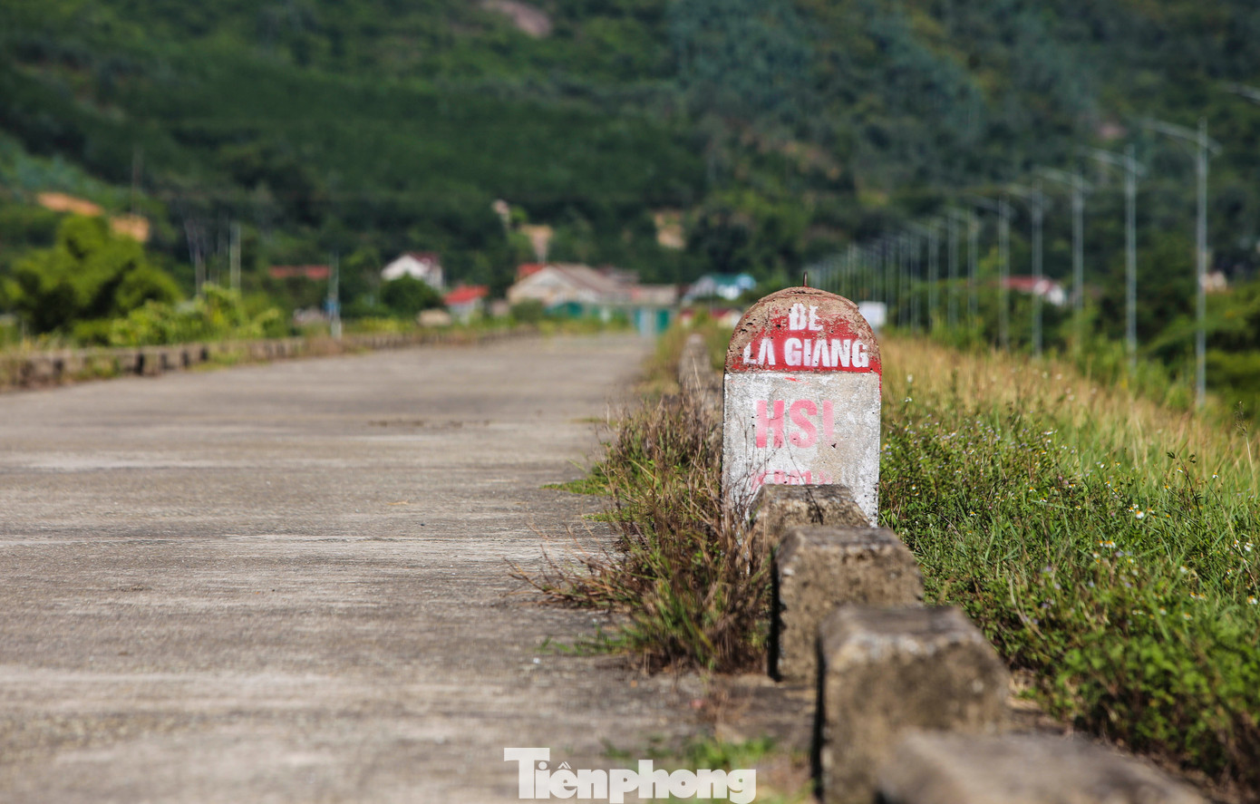 Trên tuyến đê La Giang có 2 loại nền đê đặc trưng là đoạn đê nền cát có hệ số thấm lớn và đoạn đê có nền đất mềm yếu. Trên tuyến đê La Giang có 2 loại nền đê đặc trưng là đoạn đê nền cát có hệ số thấm lớn và đoạn đê có nền đất mềm yếu.