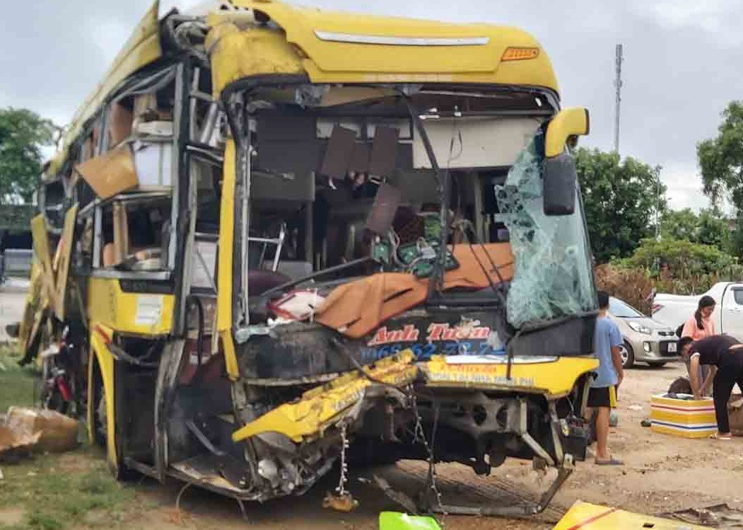 Xe khách hư hỏng nặng sau tai nạn. Xe khách hư hỏng nặng sau tai nạn.