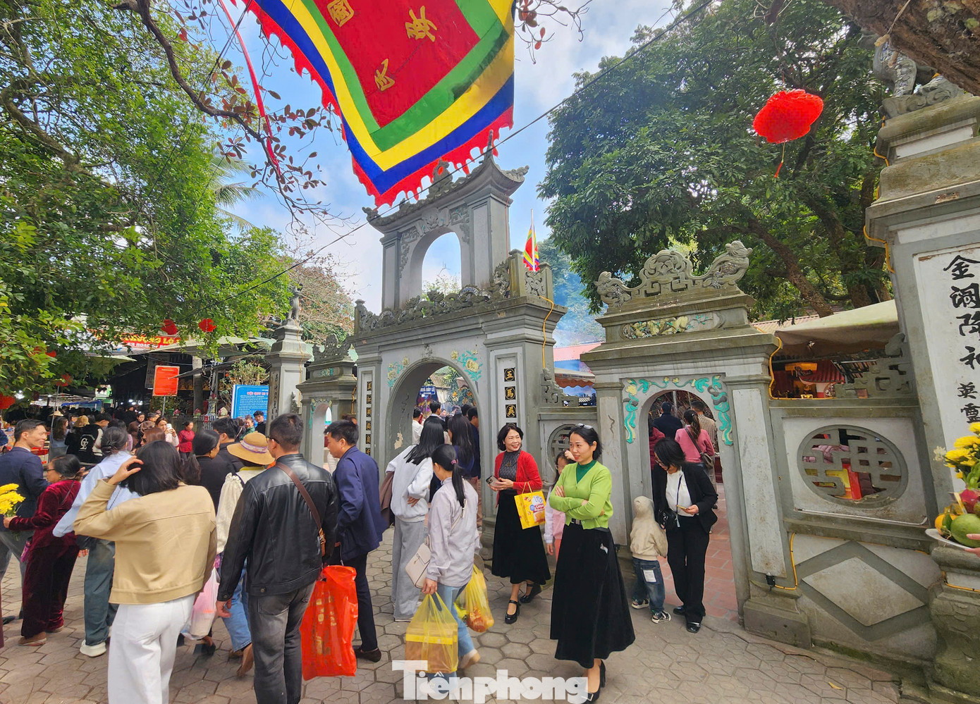 Đại diện Ban quản lý dịch vụ công ích và các điểm du lịch huyện Nghi Xuân cho biết, những ngày đầu năm, lượng khách về đền Chợ Củi đạt hơn 25.000 lượt khách. Tình hình an ninh trật tự, vệ sinh môi trường luôn được đảm bảo ổn định nhằm phục vụ du khách hành hương, chiêm bái.