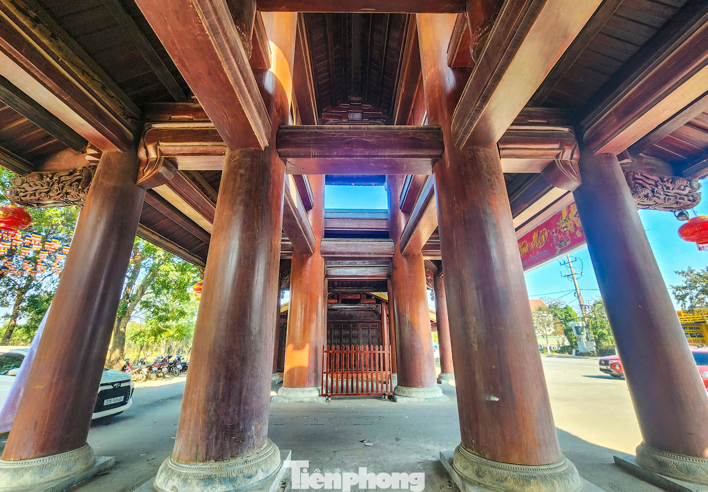 Cổng gồm 16 cột gỗ "khủng" , trong đó 4 cột chính nặng 18 tấn, cao 11m, đường kính 1,3 m, 12 cột phụ cao 6 m, đường kính 0,9 m. Tất cả 16 cột trụ đều được đặt trên bệ đá hoa sen hình vuông. Để hoàn thành công trình, hơn 20 thợ mộc lành nghề đến từ các tỉnh Bắc Ninh, Bắc Giang phải làm việc ròng rã trong hơn một năm.