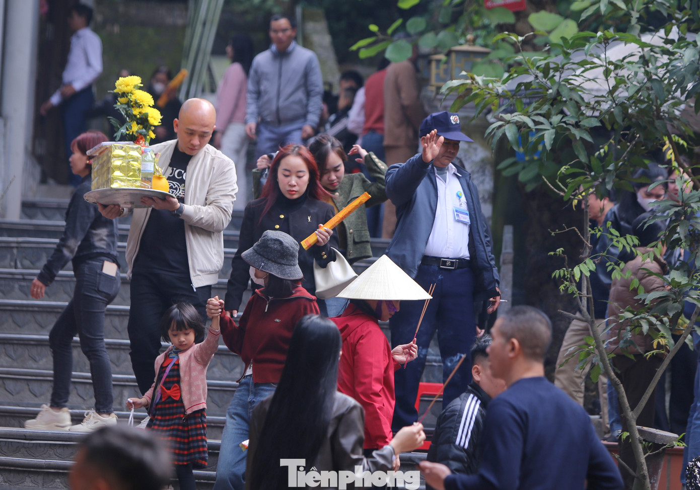 Tại sảnh và các khu vực ở đền có lực lượng bảo vệ, người hướng dẫn du khách, hạn chế tình trạng mang quá nhiều hương nhang khi vào nội tự cầu khẩn.