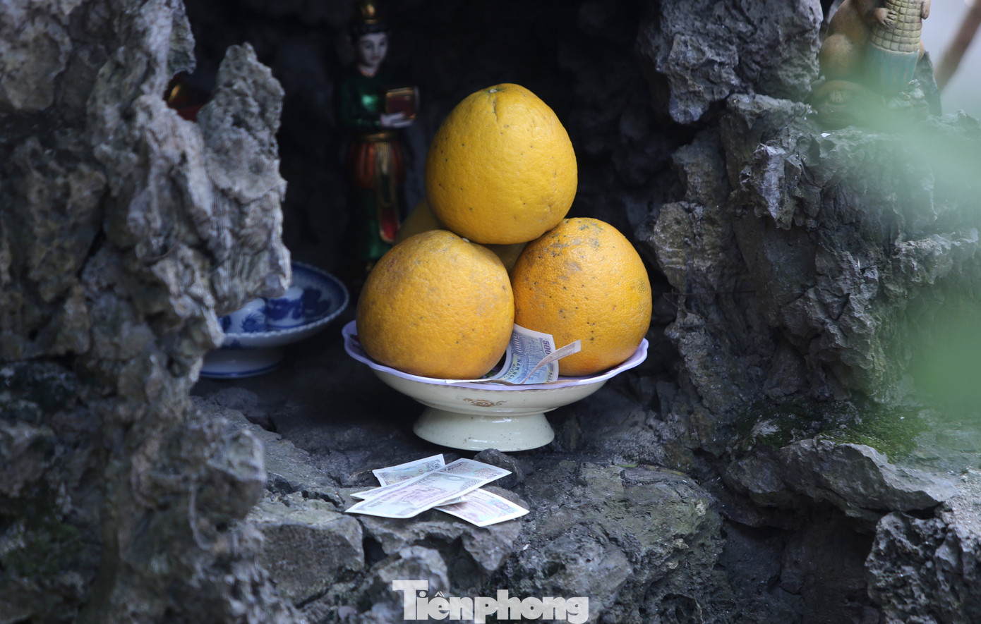 Trên các mâm lễ, bàn thờ ở khu Đền Chợ Củi, ngoài vàng mã, bánh kẹo, hoa quả còn có nhiều xấp tiền lẻ mệnh giá 1.000-5.000 đồng theo nhu cầu người đặt. Một số trường hợp còn dùng tiền mệnh giá 50.000-100.000 đồng đặt trên mâm lễ. Tuy nhiên, tình trạng này đã giảm nhiều so với các năm trước.