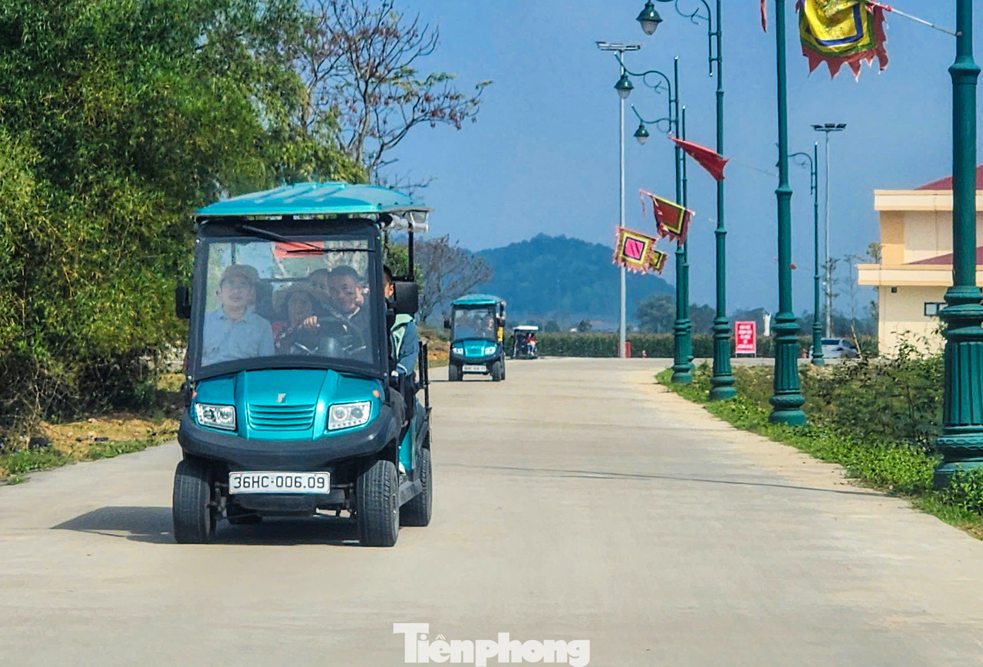 Đơn vị quản lý cũng huy động 10 xe điện hỗ trợ du khách từ bãi xe về đền hành hương.