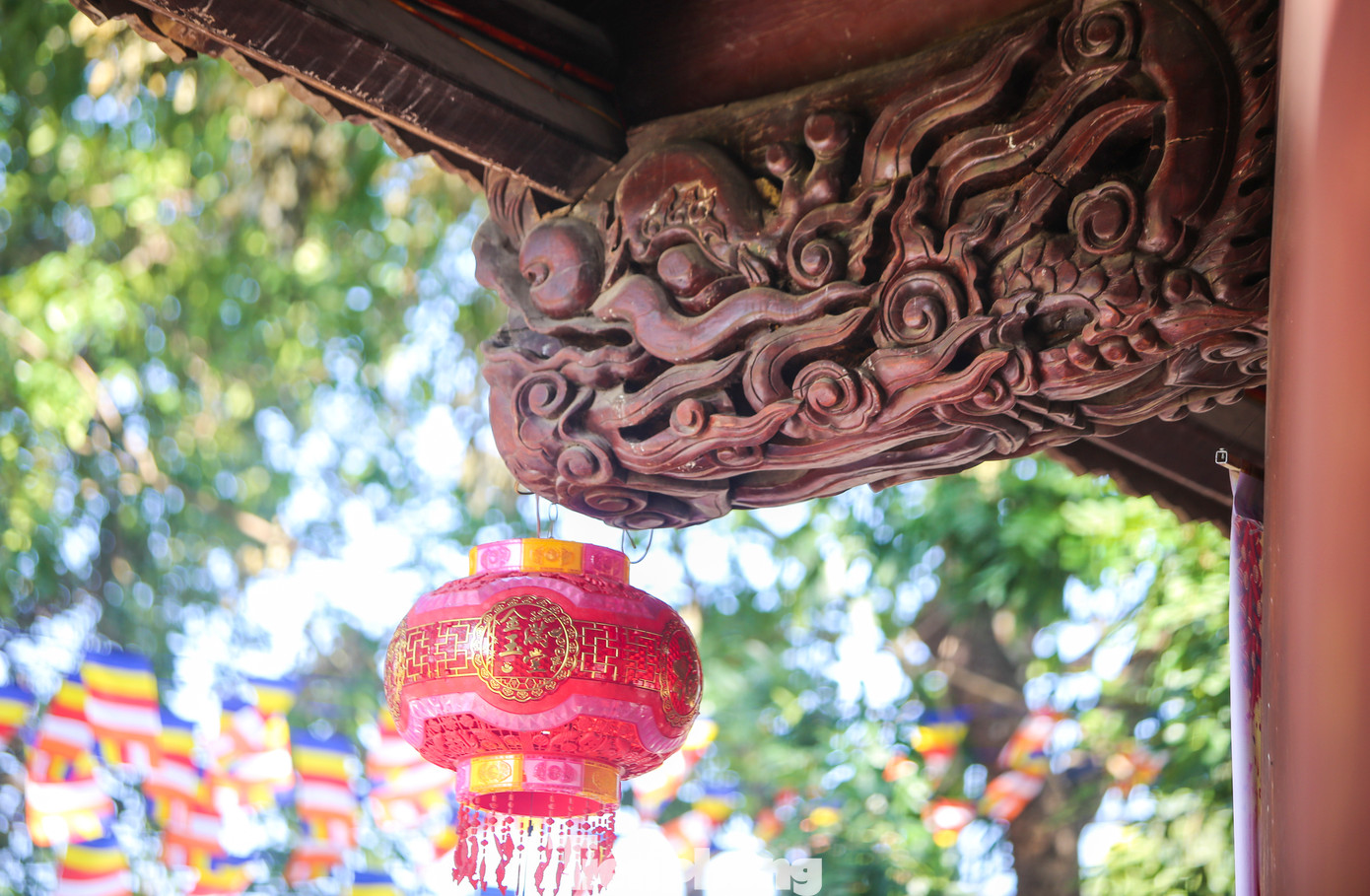 Cổng tam quan chùa Thanh Lương mang đậm nét kiến trúc cổ với nhiều hoa văn biểu tượng hình rồng, cánh sen.