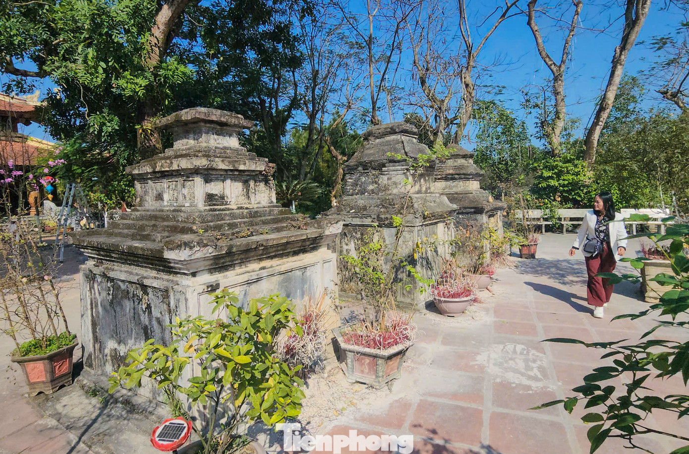 Trải qua nhiều biến cố lịch sử và thời gian, chùa bị bom đạn phá hỏng, trở thành phế tích. Trong hình là 3 tháp cổ, có niên đại gần 1.000 năm còn lưu lại tại chùa.