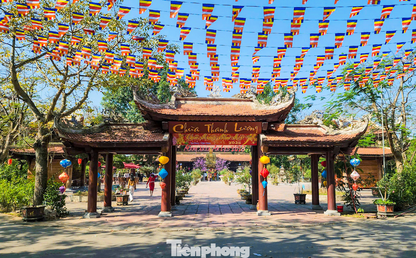 Theo sử sách, chùa Thanh Lương là ngôi cổ tự do Hoàng tử Lý Nhật Quang - người con thứ 8 của vua Lý Thái Tổ (Lý Công Uẩn), dựng lập khi vào trấn giữ vùng đất Hoan Châu (xứ Nghệ, Nghệ An và Hà Tĩnh ngày nay). Chùa trước đây là nơi Hoàng tử Lý Nhật Quang đến lễ phật cầu kinh, cầu cho mưa thuận gió hòa, quốc thái dân an.