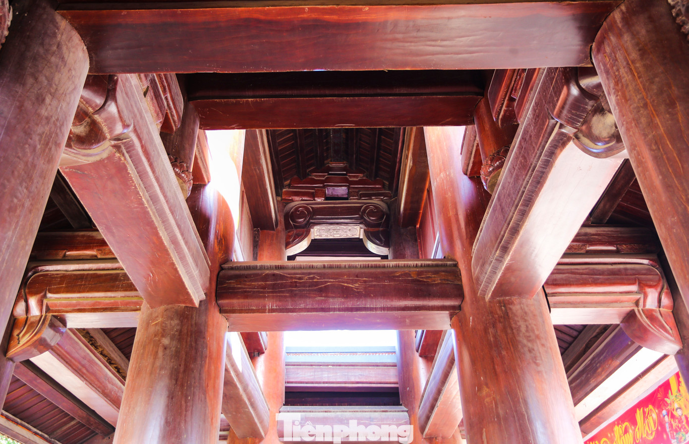 Cổng tam quan chùa Thanh Lương mang đậm nét kiến trúc cổ với nhiều hoa văn biểu tượng hình rồng, cánh sen.