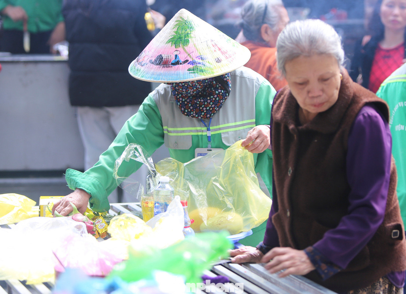 Theo ghi nhận, càng về trưa, du khách đổ về đền Chợ Củi đi lễ đầu năm càng đông. Đơn vị quản lý đền cũng bố trí nhân lực sắp mâm lễ, hướng dẫn du khách hành hương và hóa vàng ngựa giấy.