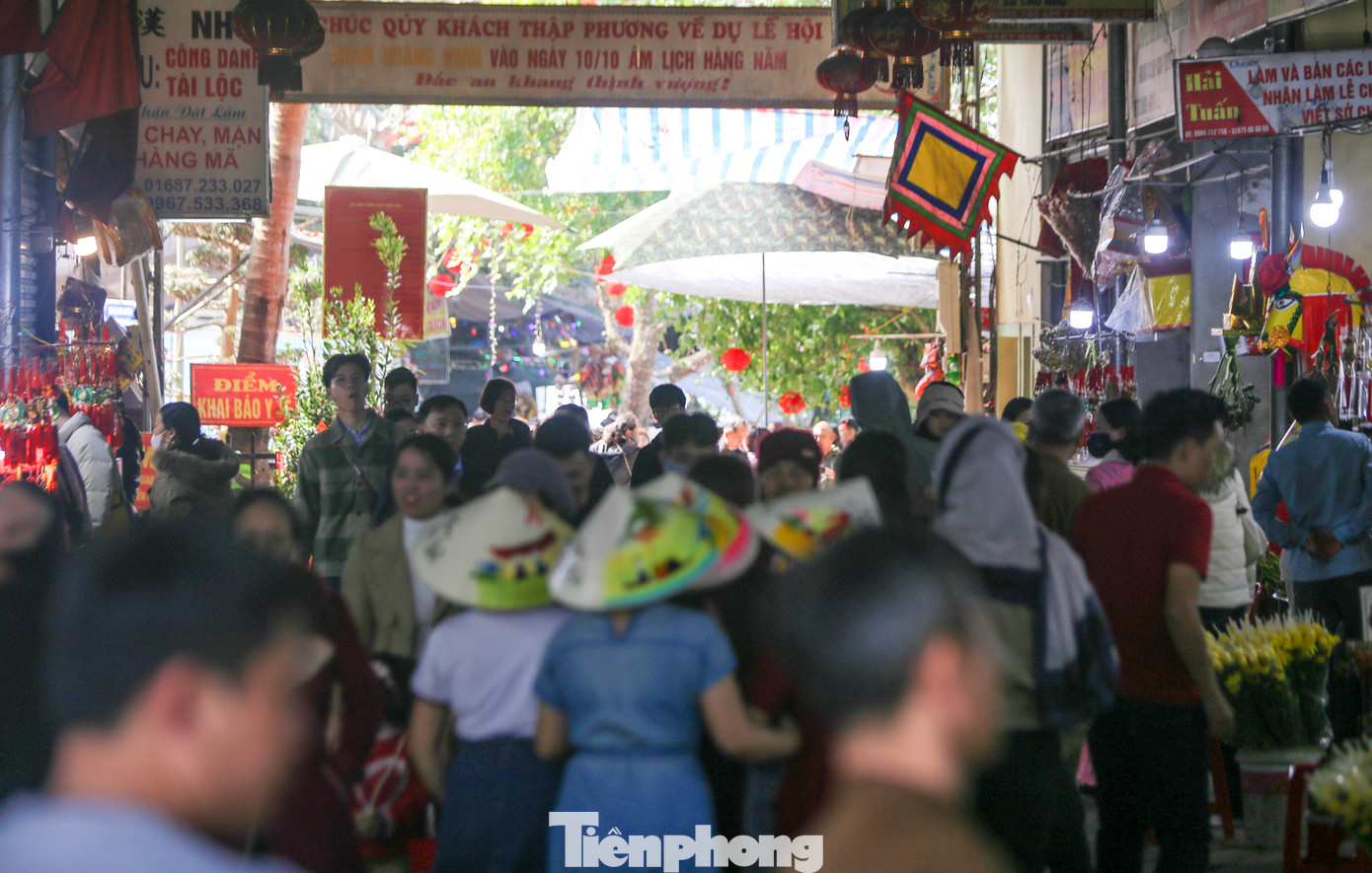 Những ngày đầu năm, nhiều người đến đền Chợ Củi (còn gọi là đền ông Hoàng Mười ở xã Xuân Hồng, huyện Nghi Xuân, Hà Tĩnh) để cầu bình an, tài lộc. Lượng người đổ về đông khiến lối vào đền chật kín.