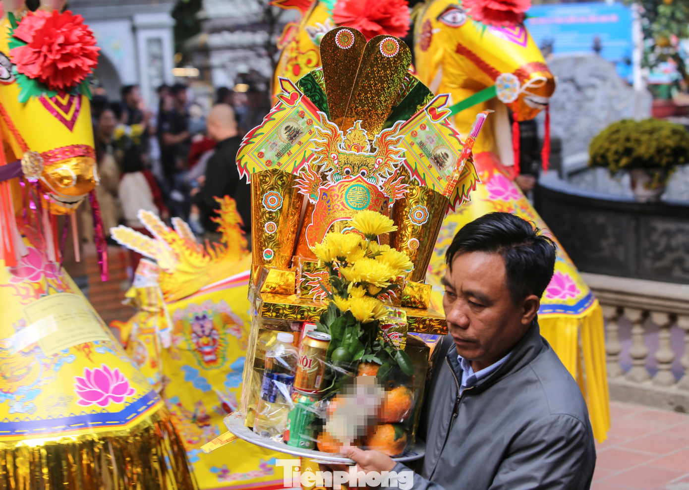 Du khách đến đền hành hương, cầu tài lộc đầu năm thường chuẩn bị các mâm lễ gồm bánh kẹo, hoa quả, tiền vàng.