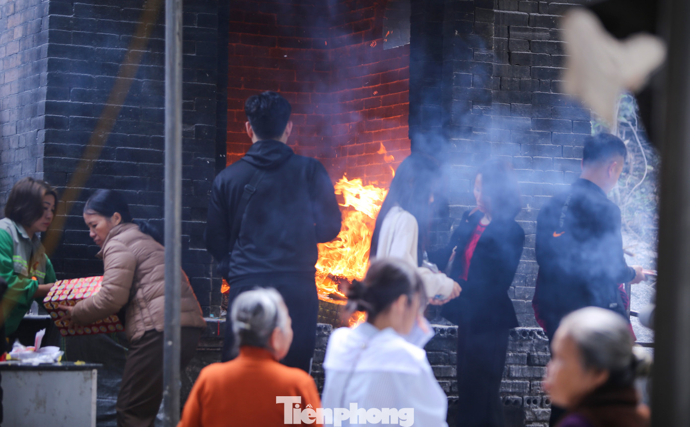 Theo ghi nhận, càng về trưa, du khách đổ về đền Chợ Củi đi lễ đầu năm càng đông. Đơn vị quản lý đền cũng bố trí nhân lực sắp mâm lễ, hướng dẫn du khách hành hương và hóa vàng ngựa giấy.