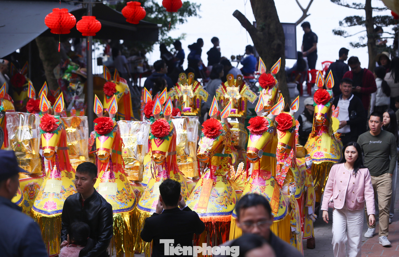Đền Chợ Củi có gần 20 bàn thờ, như cung thờ Thánh mẫu, bàn thờ Ngũ Vị Tôn Ông, bàn thờ quan Hoàng Mười, bàn thờ cô Chín, bàn thờ Chầu Mười... đều trong tình trạng chật kín người dâng lễ. Đơn vị quản lý cũng cũng đã bố trí nhân viên hướng dẫn sắp lễ, dâng hương để đảm bảo an ninh trật tự tại đền.