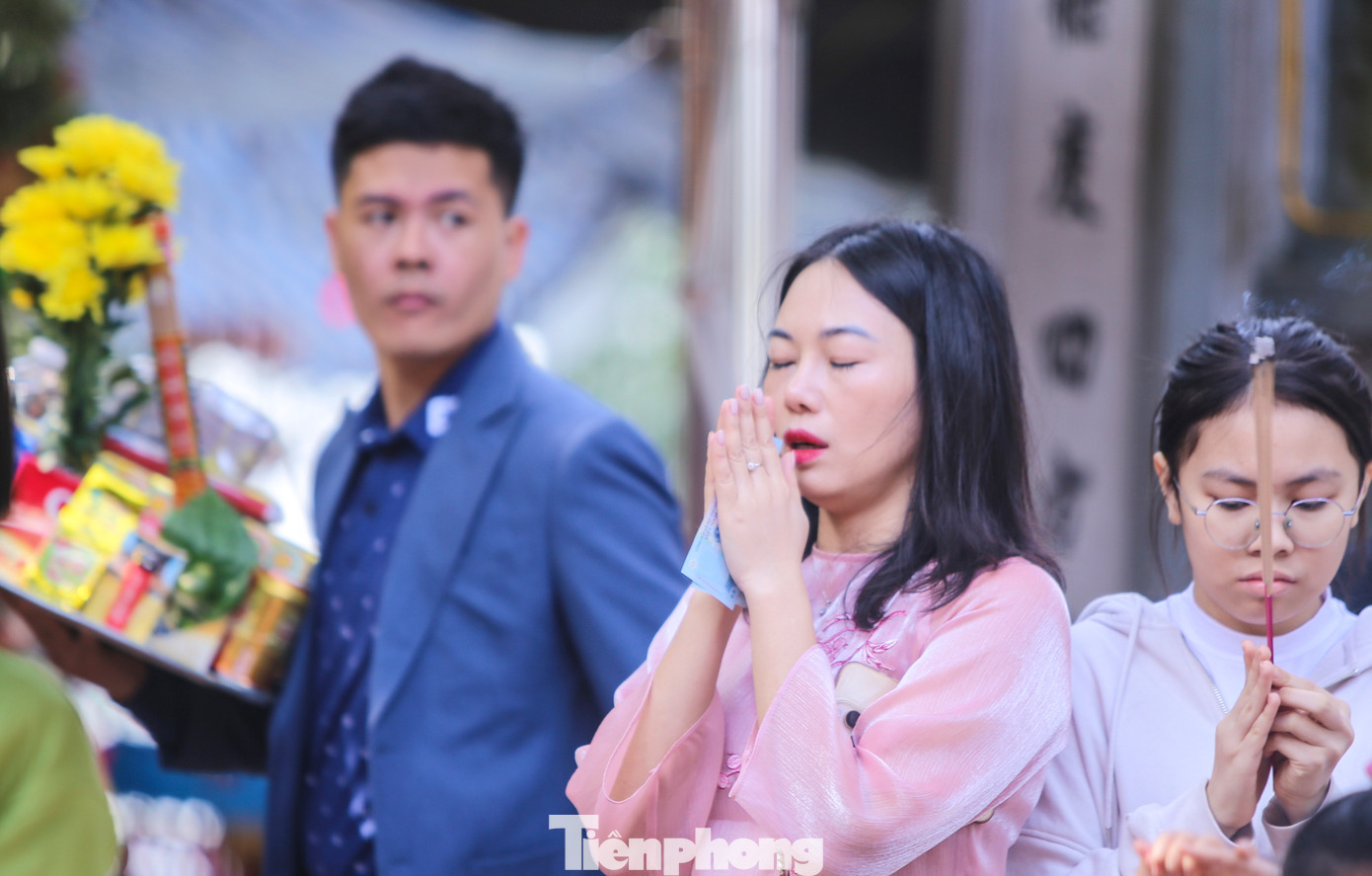 Hồi tháng 1/2024, Ban quản lý dịch vụ công ích và các điểm du lịch huyện Nghi Xuân đã tổ chức lễ tiếp nhận quản lý khu di tích văn hóa Quốc gia đền Chợ Củi sau khi ngành chức năng tỉnh này chỉ ra một số bất cập, tồn tại, hạn chế trong quản lý của BQL di tích đền về việc giao khoán tiền công đức cho thủ nhang. Đơn vị quản lý sau đó tuyển dụng lao động, thành lập các tổ nội tự, tổ ghi công đức, tổ bảo vệ, tổ vệ sinh, tổ giám sát... để đảm bảo duy trì công tác phục vụ 24/24 và công khai minh bạch các khoản thu công đức.