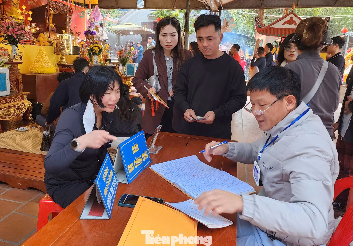 Số tiền công đức tại đền cũng được đơn vị quản lý thành lập tổ kiểm tra, giám sát, tổng hợp và ghi chi tiết. Năm 2024, số tiền công đức đền Chợ Củi nộp ngân sách là hơn 25 tỷ đồng, cao gấp 10 lần số tiền thủ nhang nhận giao khoán, nộp ngân sách các năm trước đó.