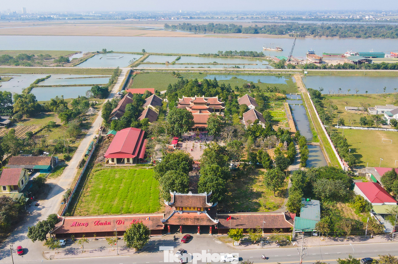 Chùa Thanh Lương được xây trên một khu đất rộng 3,5 ha, nằm ven sông Lam ở thị trấn Xuân An, huyện Nghi Xuân (Hà Tĩnh).