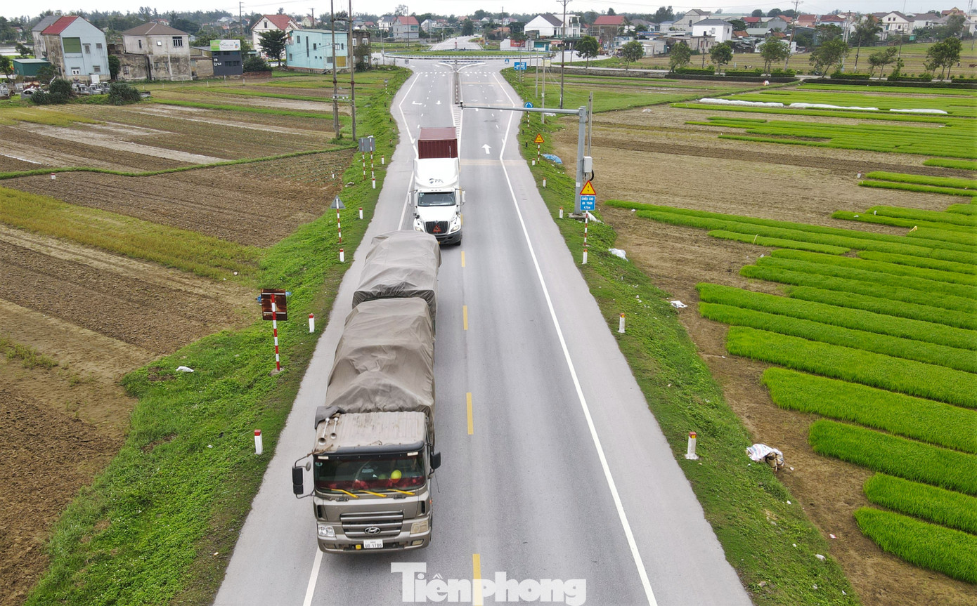 Công trình được thiết kế theo tiêu chuẩn đường cấp III đồng bằng với bề rộng nền đường 12 m, bề rộng mặt đường 7 m, bề rộng làn xe thô sơ (gia cố lề) 4 m và lề đường đất 1, tốc độ tối đa 80km/h. Là tuyến đường đẹp, thuận lợi nên các phương tiện trọng tải lớn qua lại trên tuyến khá dày đặc.