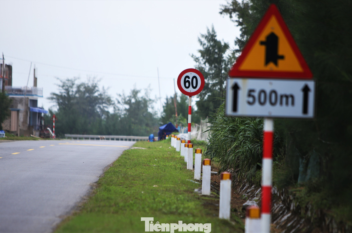 Tại vị trí sắp vào khu dân cư được lắp đặt biển cảnh báo, giới hạn tốc độ 60km/h.