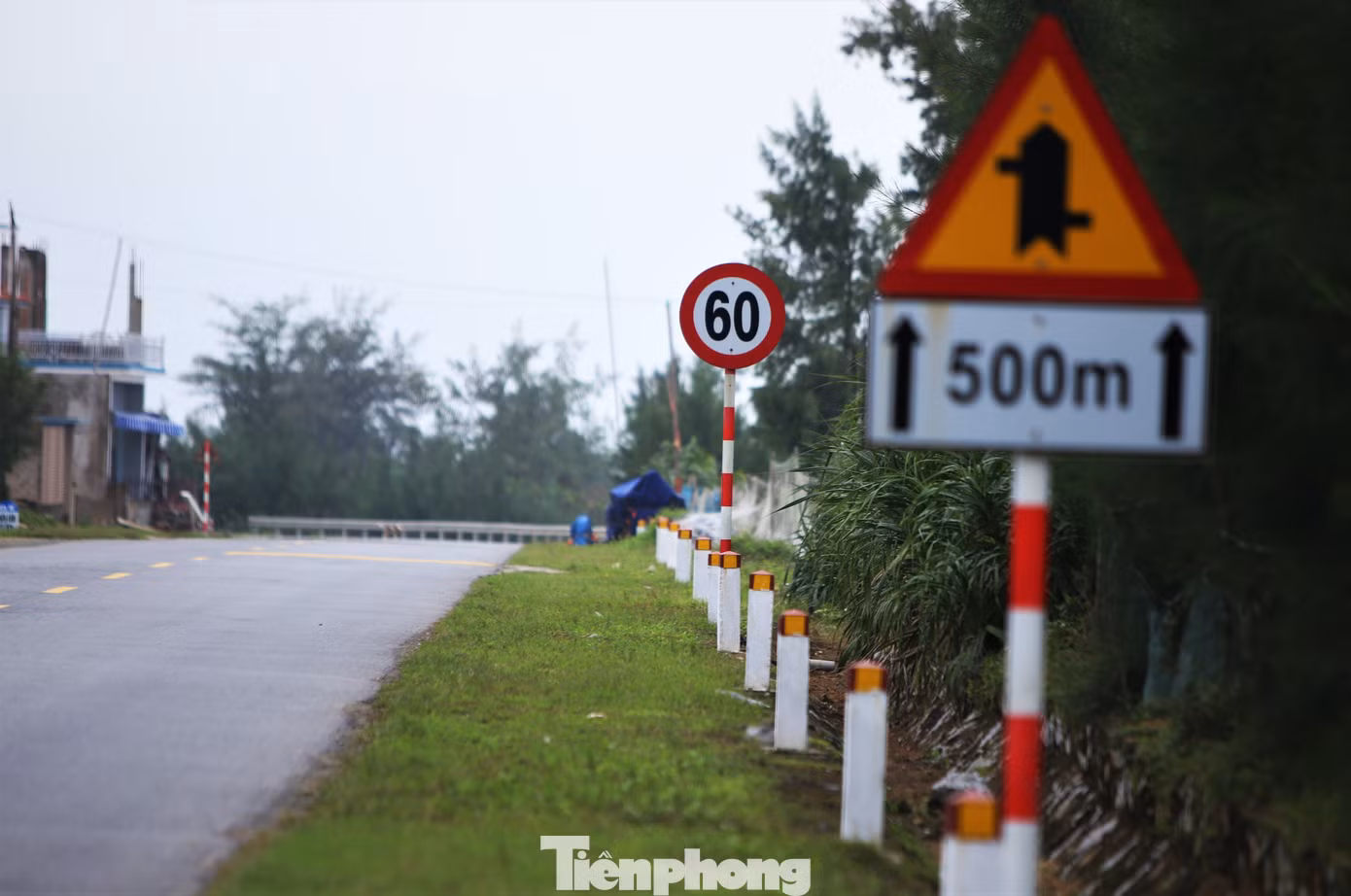 Tại vị trí sắp vào khu dân cư được lắp đặt biển cảnh báo, giới hạn tốc độ 60km/h.