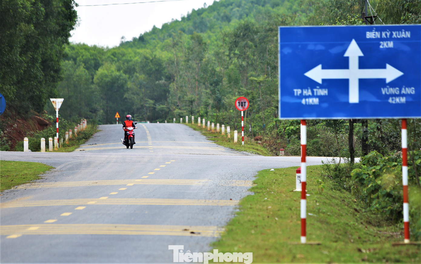 Trong hình là ngã tư giao cắt đường ven biển với tuyến đường xuống biển Kỳ Xuân. Người đi đường phải chú ý, di chuyển chậm để quan sát. Một số vị trí bị khuất tầm nhìn rất khó khăn trong ngày mưa và đêm tối.