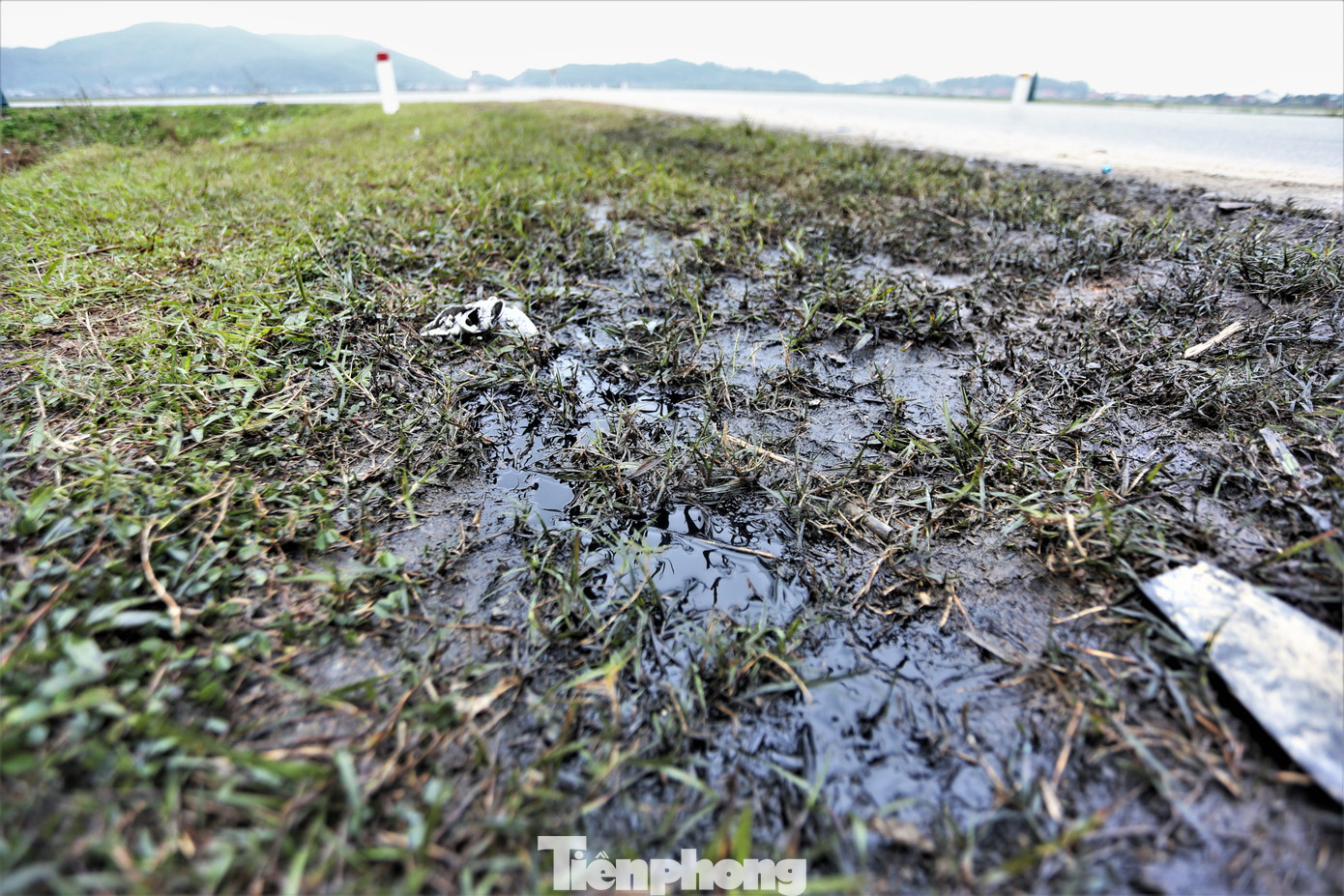 “Từ khi đường ven biển xây mới, đưa vào sử dụng đã có không ít vụ tai nạn xảy ra. Ngoài các phương tiện lưu thông lớn thì ý thức người dân đi từ đường nhánh ra thiếu quan sát dẫn đến mất an toàn”, ông Hoàng Văn Cửu (55 tuổi, xã Kỳ Phú) nói. Trong hình là các dấu vết của vụ tai nạn nghiêm trọng còn sót lại.