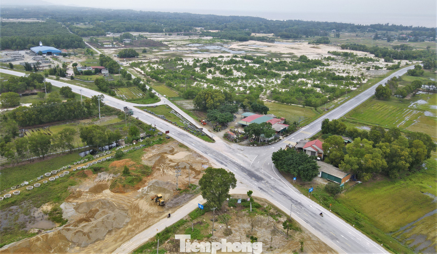 Một vị trí giao cắt khác của đường ven biển với đường liên xã qua huyện Cẩm Xuyên, cũng không có hệ thống đèn tín hiệu.