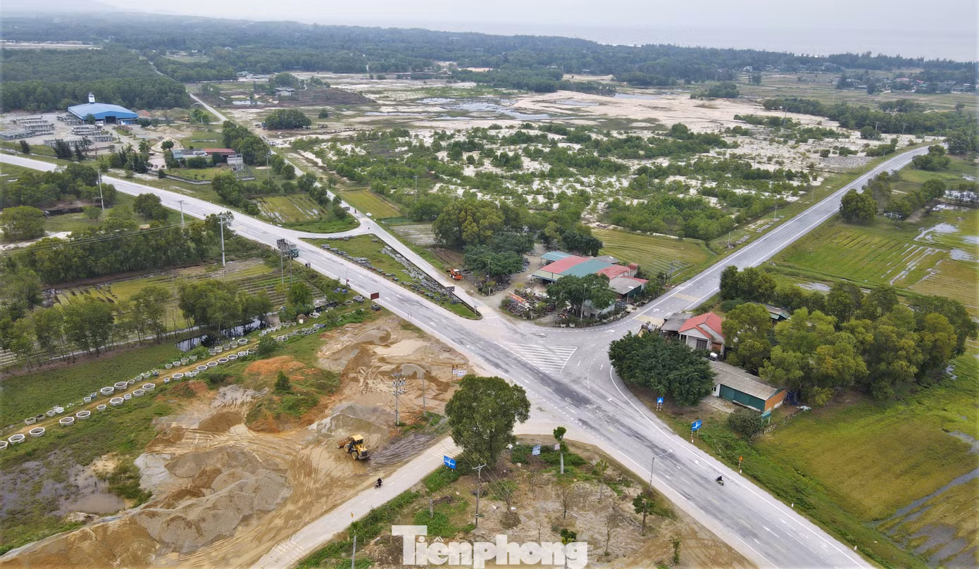 Một vị trí giao cắt khác của đường ven biển với đường liên xã qua huyện Cẩm Xuyên, cũng không có hệ thống đèn tín hiệu.