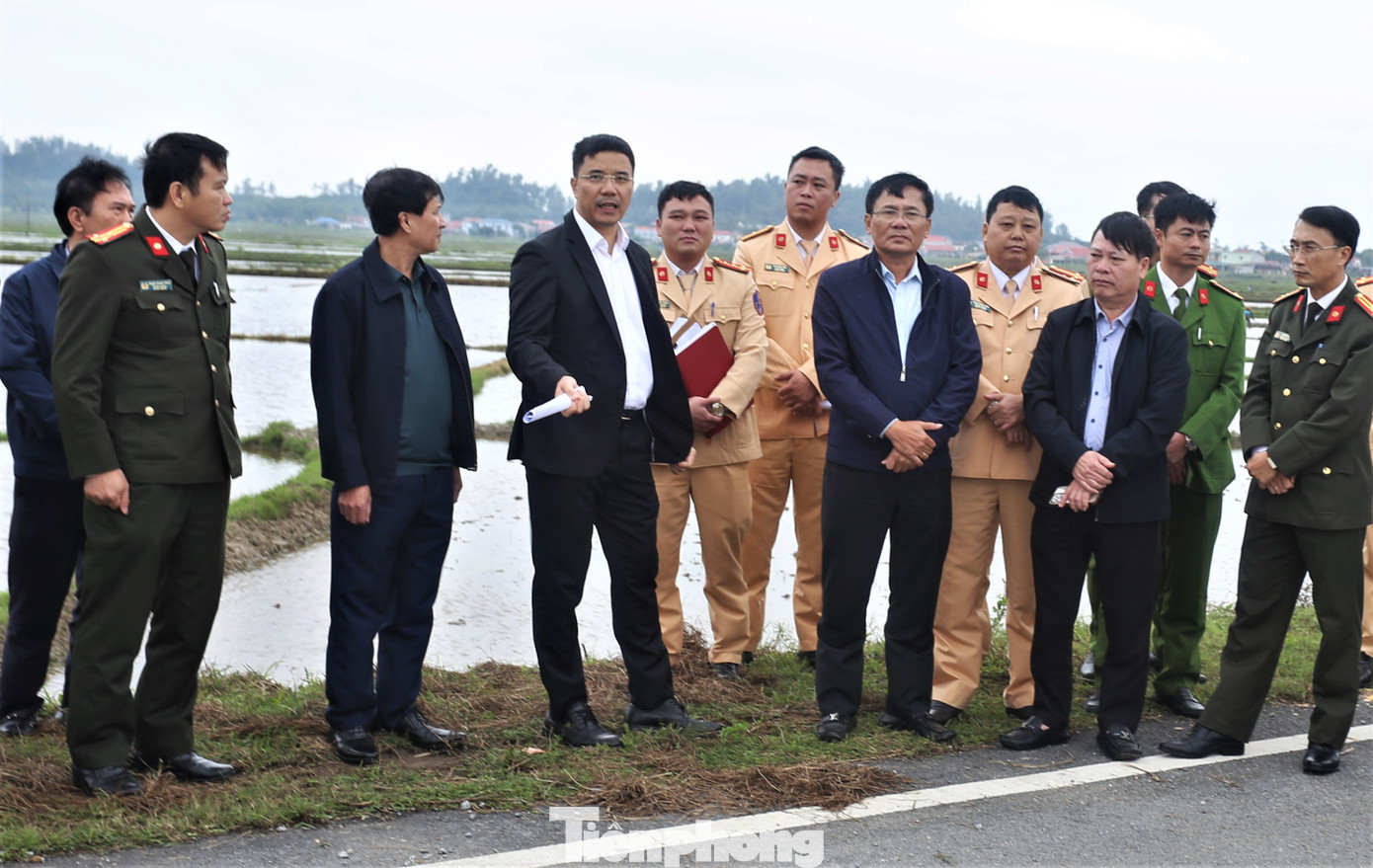 Sau vụ tai nạn, đại tá Nguyễn Hồng Phong - Giám đốc Công an Hà Tĩnh (thứ 4 trái sang) thị sát tuyến đường, chỉ đạo điều tra làm rõ nguyên nhân. Đồng thời, yêu cầu tăng cường giám sát tốc độ phương tiện trên tuyến. Đơn vị quản lý tuyến đường cũng được yêu cầu xác định tiêu chuẩn kỹ thuật, đưa ra các phương án xử lý để giảm thiểu tai nạn thời gian tới.