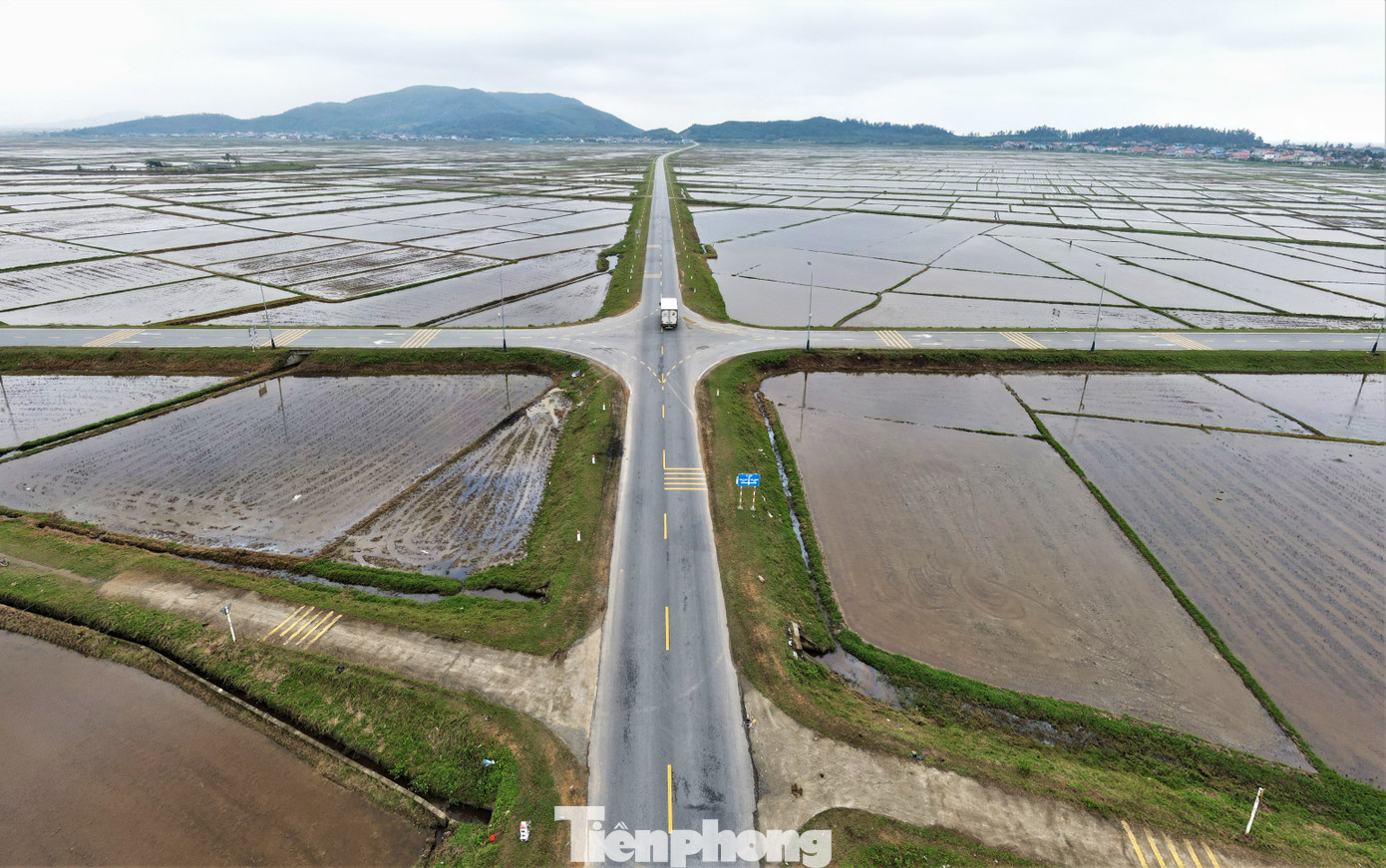 Tuyến đường bộ ven biển Xuân Hội - Thạch Khê - Vũng Áng (hiện trạng là tuyến đường tỉnh ĐT.547) dài 120km bắt đầu từ cầu Cửa Hội (huyện Nghi Xuân) đến điểm giao với quốc lộ 12C ở cảng Vũng Áng (thị xã Kỳ Anh, Hà Tĩnh). Trong 120 km có 33km trùng với một số đoạn tuyến đã được đầu tư của các dự án, 87 km còn lại được xây dựng mới qua 2 giai đoạn với tổng mức đầu tư hơn 2.000 tỷ đồng.