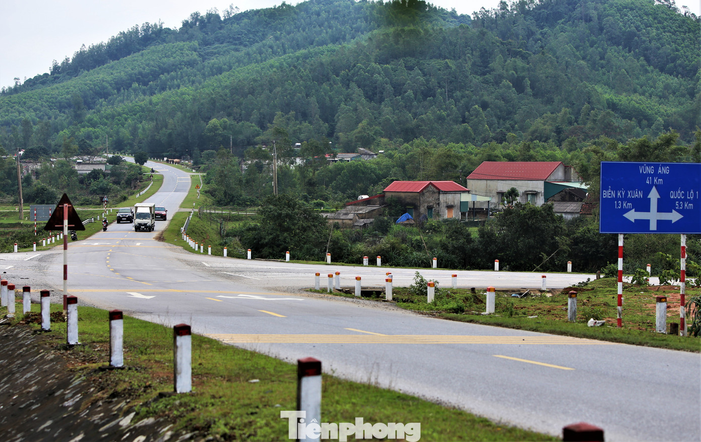 Trong hình là ngã tư giao cắt đường ven biển với tuyến đường xuống biển Kỳ Xuân. Người đi đường phải chú ý, di chuyển chậm để quan sát. Một số vị trí bị khuất tầm nhìn rất khó khăn trong ngày mưa và đêm tối.