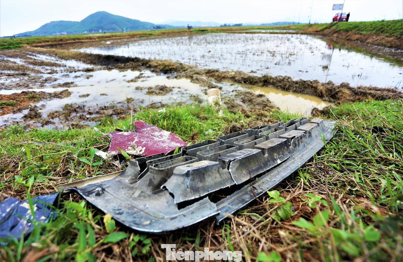 “Từ khi đường ven biển xây mới, đưa vào sử dụng đã có không ít vụ tai nạn xảy ra. Ngoài các phương tiện lưu thông lớn thì ý thức người dân đi từ đường nhánh ra thiếu quan sát dẫn đến mất an toàn”, ông Hoàng Văn Cửu (55 tuổi, xã Kỳ Phú) nói. Trong hình là các dấu vết của vụ tai nạn nghiêm trọng còn sót lại.