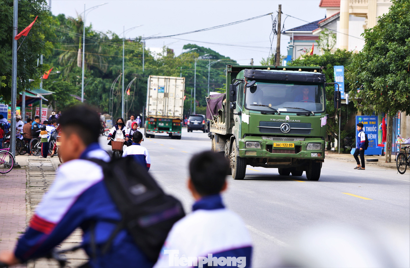 Tuy nhiên, trước các chợ, trường học, khung cảnh giao thông hỗn loạn khi lưu lượng phương tiện qua lại lớn vẫn diễn ra.