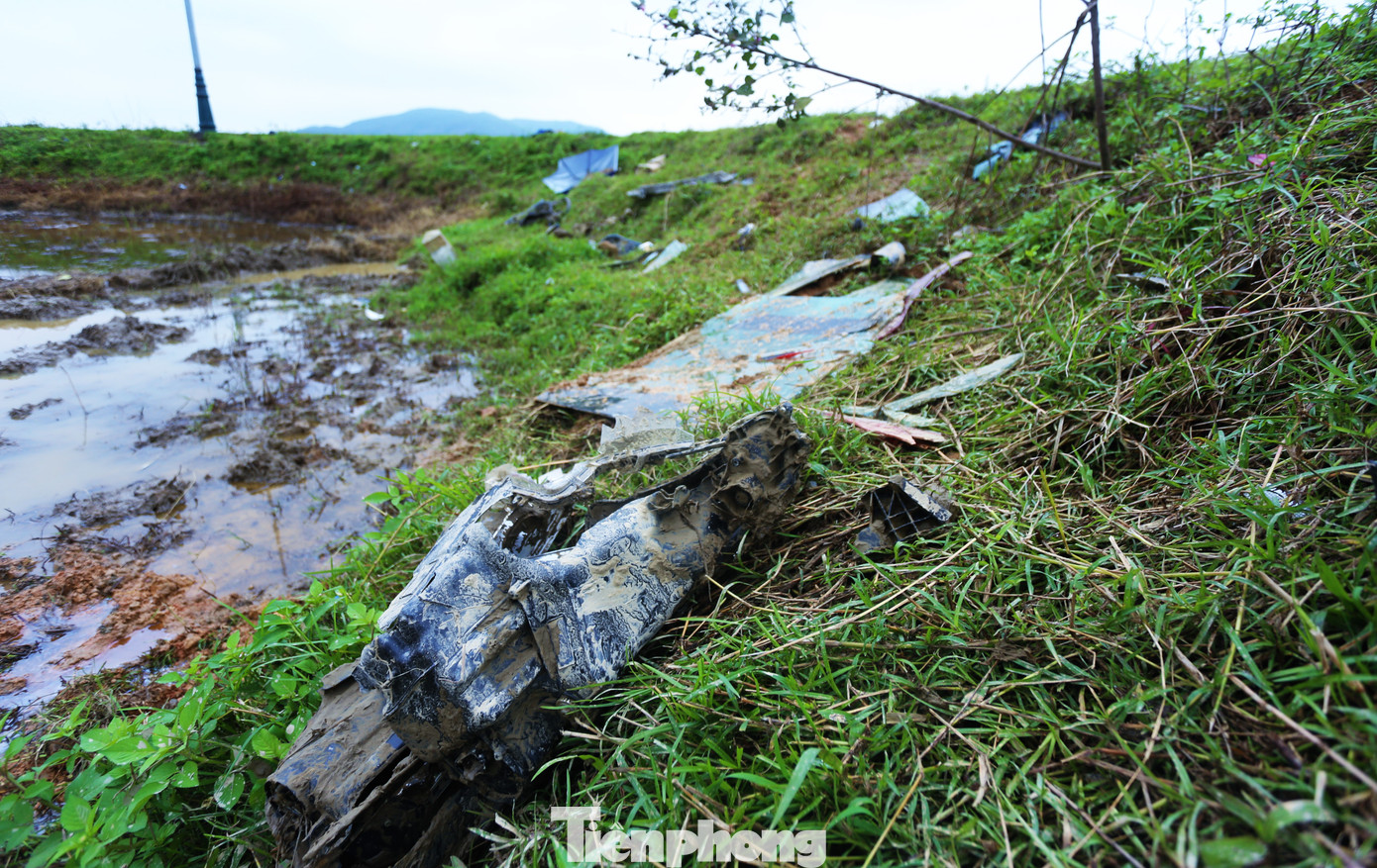 “Từ khi đường ven biển xây mới, đưa vào sử dụng đã có không ít vụ tai nạn xảy ra. Ngoài các phương tiện lưu thông lớn thì ý thức người dân đi từ đường nhánh ra thiếu quan sát dẫn đến mất an toàn”, ông Hoàng Văn Cửu (55 tuổi, xã Kỳ Phú) nói. Trong hình là các dấu vết của vụ tai nạn nghiêm trọng còn sót lại.