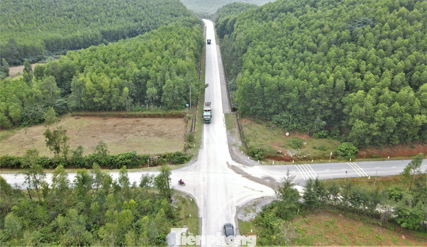 Suốt chiều dài tuyến đường còn có nhiều ngã tư, vị trí giao cắt nguy hiểm, không có đèn tín hiệu, nguy cơ xảy ra tai nạn.